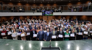 Por iniciativa de Bruno Peixoto, Parlamento goiano homenageou profissionais de diversas áreas 